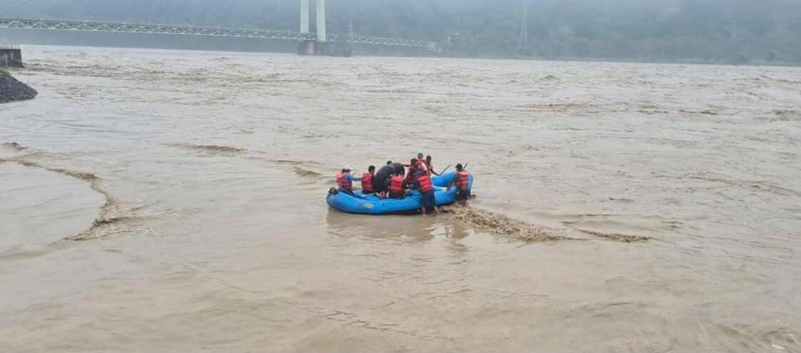 कर्णाली नदीमा माछा मार्न गएका तीन जनाकाे दुई दिनपछि सकुशल उद्धार